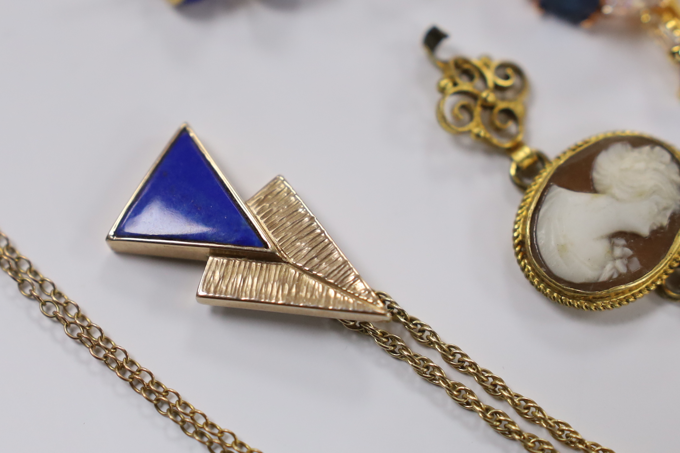 A modern 9ct gold and gem set dress ring, a 9ct gold and amethyst set pendant on a 9ct chain, a similar lapis lazuli set pendant and other assorted jewellery.